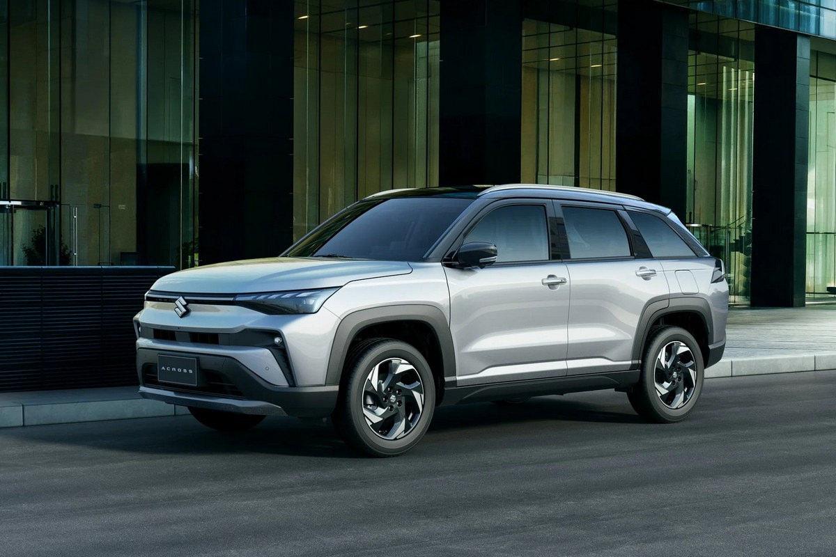 Suzuki Across, kaslı SUV çizgileri, geniş ön ızgarası ve LED far tasarımıyla hem şehirde hem zorlu yol koşullarında güçlü bir duruş sergiliyor.