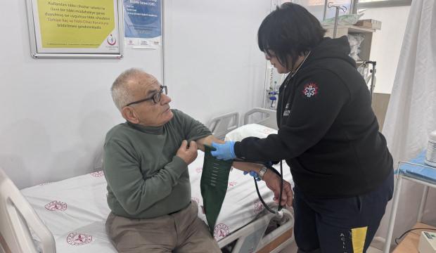 Kalbi 4 dakika duran 85 yaşındaki hasta doktorların m&uuml;dahalesiyle hayata tutundu