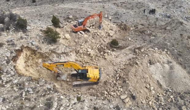 Karaman'da iş makineleriyle ka&ccedil;ak kazı yapan 14 ş&uuml;pheli yakalandı