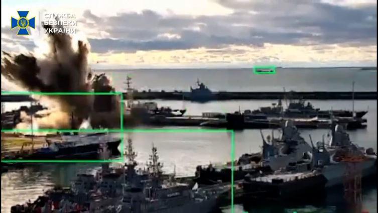 [Ukrayna'nın iddiasına göre saldırıda Rus denizaltısı kullanılamaz hale geldi.]