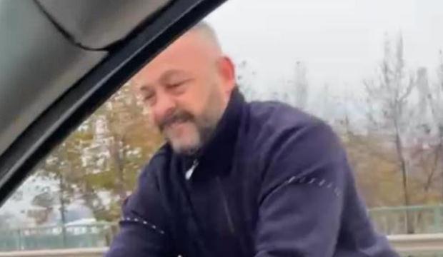 Meclis &uuml;yesini sıkıştırıp, aracı yumrukladı! Saldırı anı kamerada!