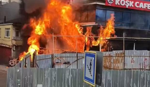 Pendik'te ara&ccedil;ta başlayan yangın binaya sı&ccedil;radı: &Ccedil;ok sayıda ekip b&ouml;lgede!
