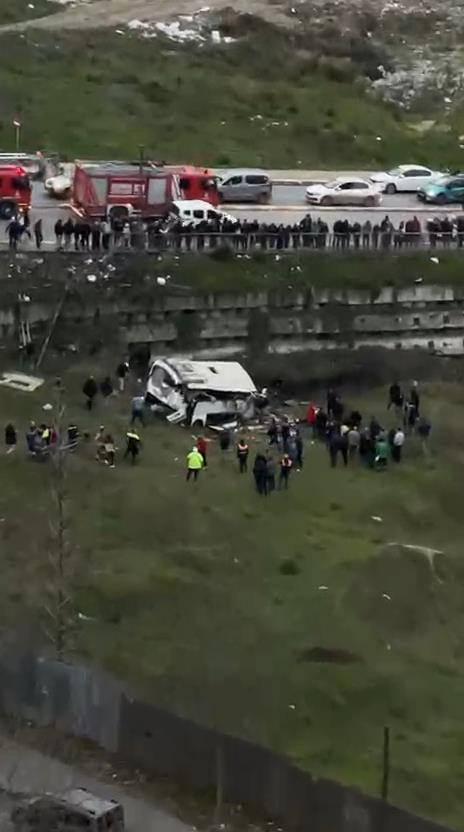 Kazaya karışan otobüsün işçileri taşıdığı öğrenildi. 