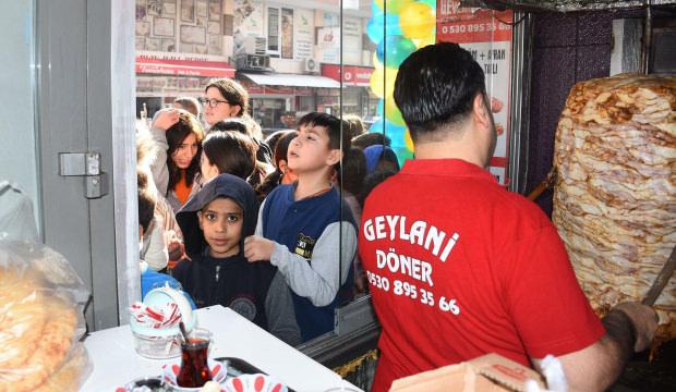 Sadettin Saran'ın 's&ouml;z&uuml;n&uuml; tut' dediği esnaf 300 kilo tavuk d&ouml;ner dağıttı