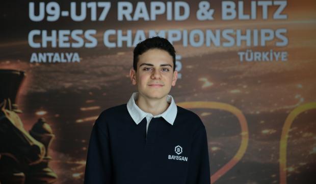 Satran&ccedil; b&uuml;y&uuml;kustasından odaklanma taktiği: Eliyle g&ouml;z &ccedil;evresini kapatıyor