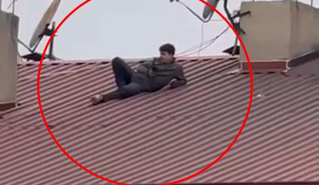 Siirt&rsquo;te bir vatandaş &ccedil;atıda yatarak amat&ouml;r ma&ccedil;ı seyretti