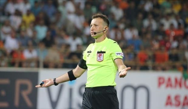 S&uuml;per Lig'in son yıllardaki 'Derbi' hakemi asıl mesleğini yaparken g&ouml;r&uuml;nt&uuml;lendi