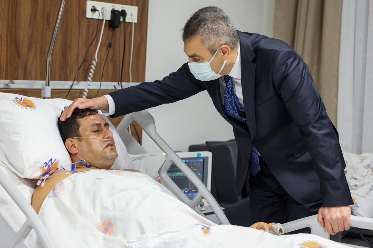Mersin Valisi Atilla Toros, Kaya'yı hastanede ziyaret etti. 