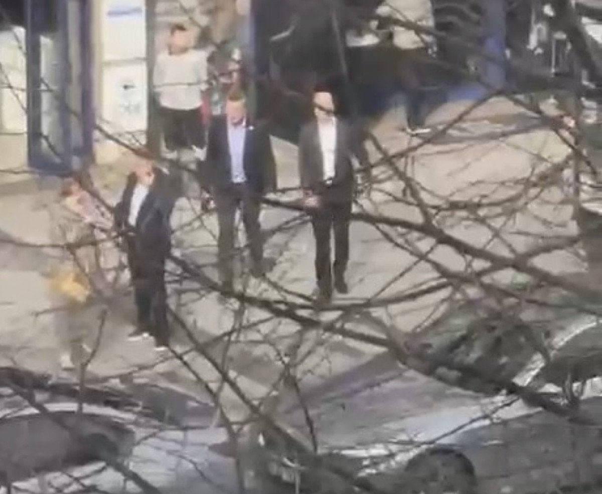 Sadettin Saran ve beraberindeki heyet, bağımsız kuruluştan ayrılırken kameralara yansıdı.