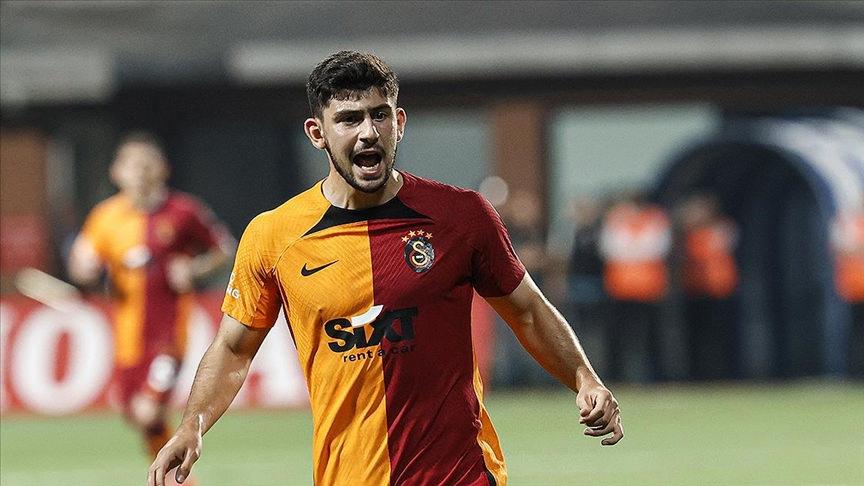 Yusuf Demir, Galatasaray formasıyla bir karşılaşmada oynarken.