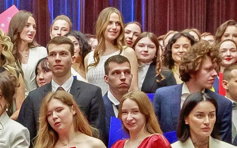 Beşar Esed'in kızı Zein Esed mezuniyet töreninde (Ortada beyaz elbiseli olan Zein Esed) - Kaynak: The New York Times