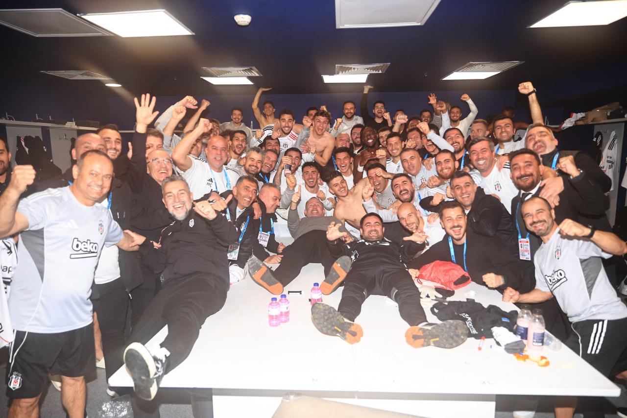 Beşiktaş'ın derbi galibiyeti sonrası paylaştığı fotoğraf. Ümit Özat, bu paylaşıma tepki gösterdi.