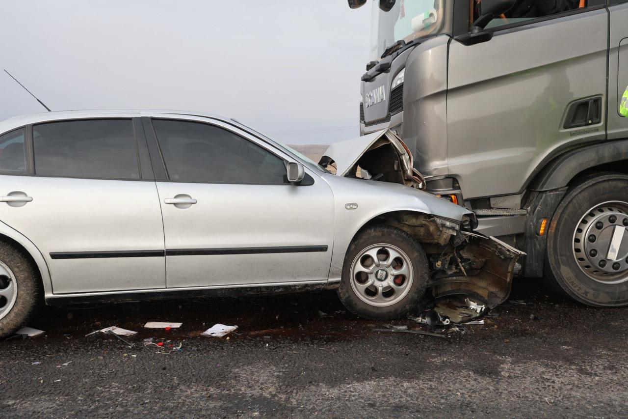 Otomobil ve TIR kafa kafaya çarpıştı.