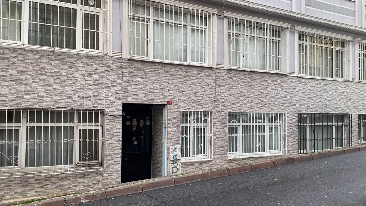 Fatih'te 2 aylık bebeğin hayatını kaybettiği apartmanın dışarıdan görünümü. 