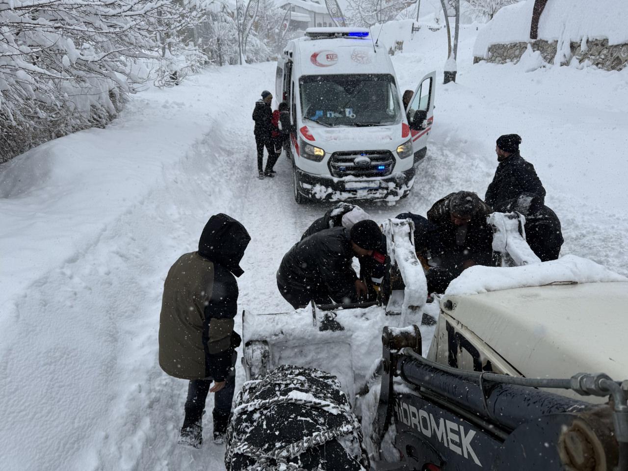 Çığ altında kalan kadın yaralı olarak kurtarıldı.