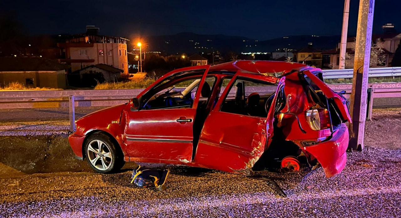 Ümmü Gül Ulutaş (25) idaresindeki 45 AKG 328 plakalı otomobil, Denizli-Manisa kara yolu Ahmetağa Mahallesi yakınlarında elektrik direğine çarptı.