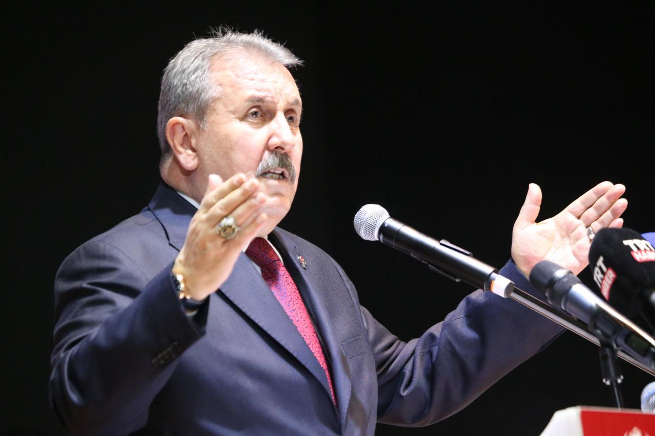 Büyük Birlik Partisi Genel Başkanı Mustafa Destici, Şanlıurfa'da, Mehmet Akif İnan Konferans Salonunda düzenlenen partisinin İl kongresine katılarak konuşma yaptı.