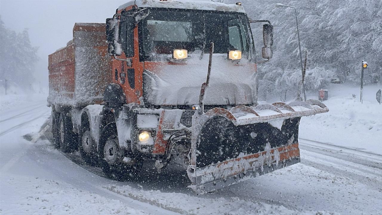 D-100 kara yolunun Bolu dağı kesiminde yoğun kar yağışı devam ediyor. Kara yolları ekipleri karla mücadele çalışmasını sürdürüyor.