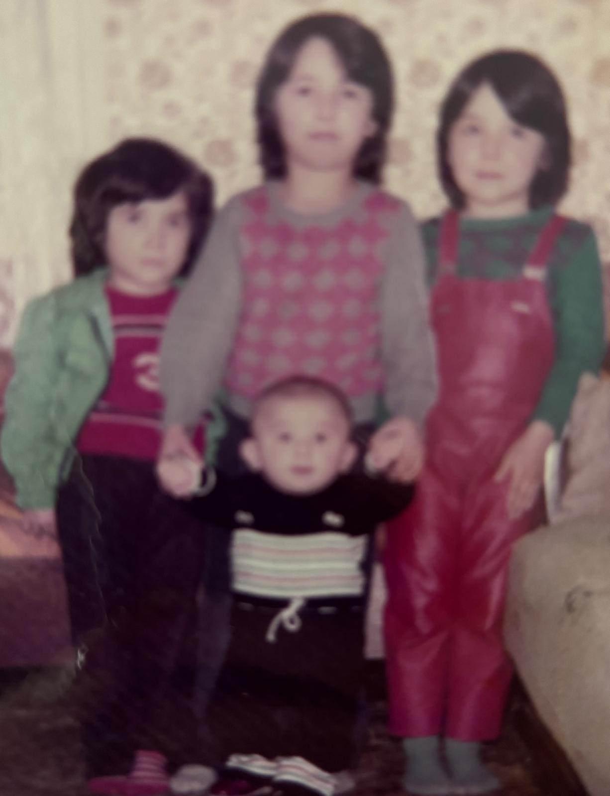 4 kardeşin küçüklük fotoğrafları