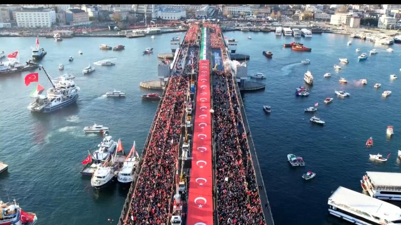 Ellerinde Türk ve Filistin bayrakları olan ve Gazze'ye destek için kefiye takan katılımcılar tramvay yolunu takip ederek Yeni Camii ve Galata Köprüsüne ulaştı.