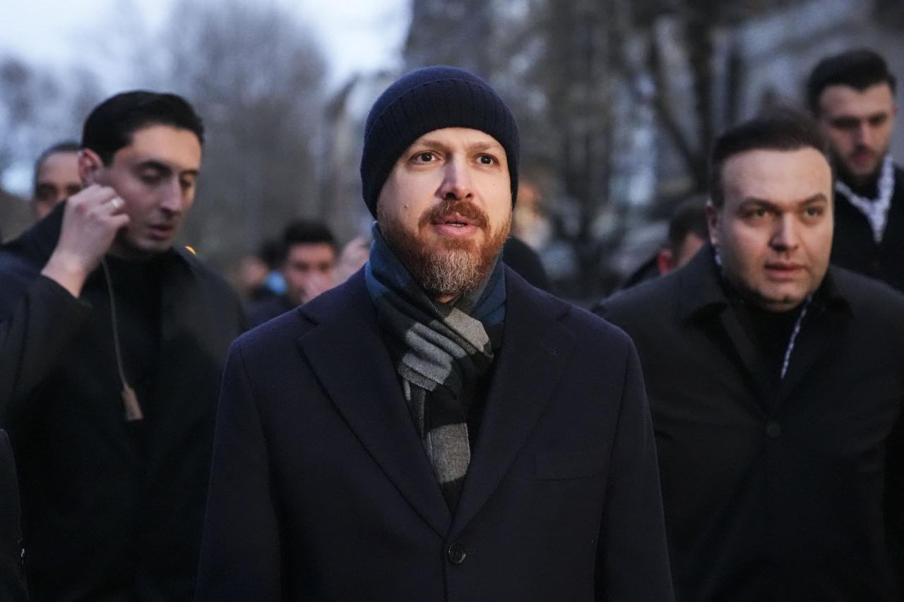 Türkiye Gençlik Vakfı (TÜGVA) öncülüğünde yapılan eyleme katılan İlim Yayma Vakfı Mütevelli Heyeti Başkanı Bilal Erdoğan da (ortada) sabah namazını Karaköy Arap Camisi'nde kıldıktan sonra vatandaşlarla birlikte Galata Köprüsü'ne doğru yürüdü.