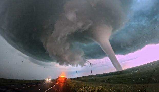 ABD'de hortum faciası! G&ouml;r&uuml;nt&uuml;ler hayrete d&uuml;ş&uuml;rd&uuml;