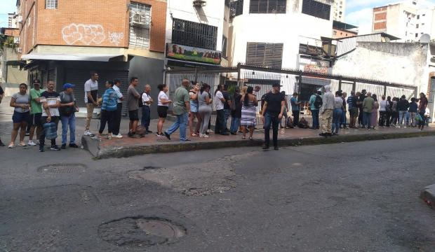 ABD'nin Maduro'yu devirmesine sevinen Venezuelalılar bug&uuml;n kuyruğa girdi!