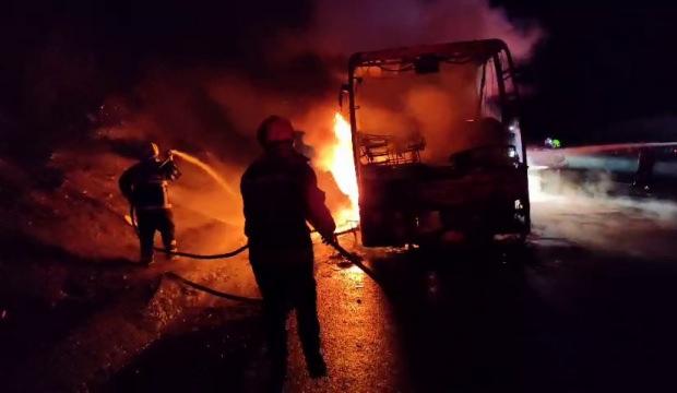 Adana'da seyir halindeki yolcu otob&uuml;s&uuml; alev alev yandı