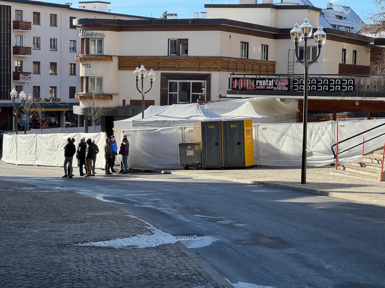 Olayın yaşandığı mekanın etrafı beyaz brandalarla kapatıldı.