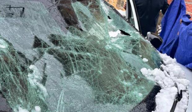 &Ccedil;atıdan d&uuml;şen kar otomobili hurdaya &ccedil;evirdi