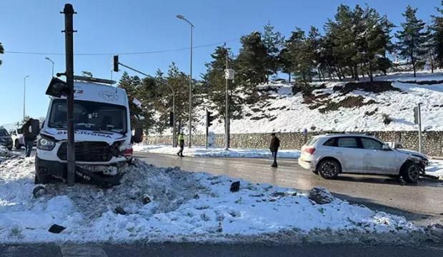 Ciple &ccedil;arpışan ambulanstaki 2 sağlık &ccedil;alışanı yaralandı