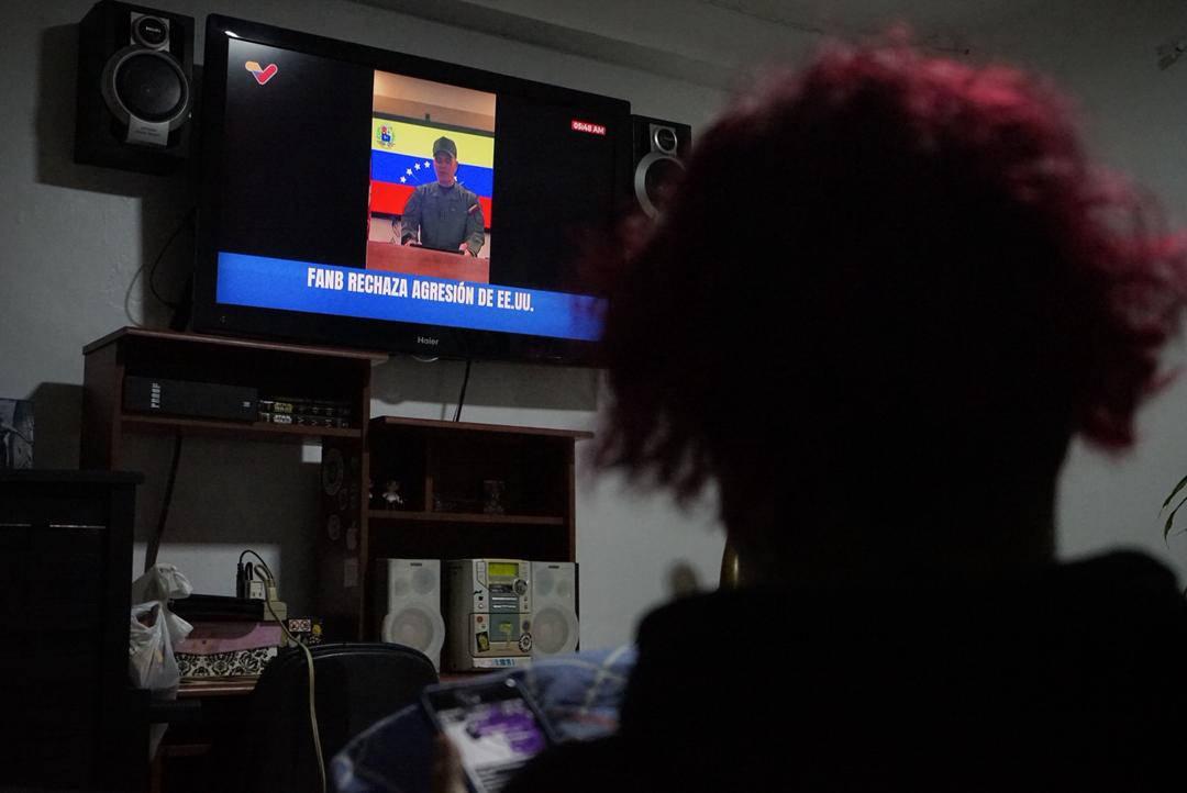 Venezuela'nın halk gelişmeleri televizyondan takip ederken Venezuela Savunma Bakanı Vladimir Padrino, gelişmeler hakkında açıklama yaptı.