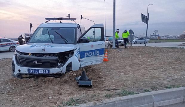 Denetleme noktasından ka&ccedil;an otomobille polis aracı &ccedil;arpıştı: 3 polis yaralı