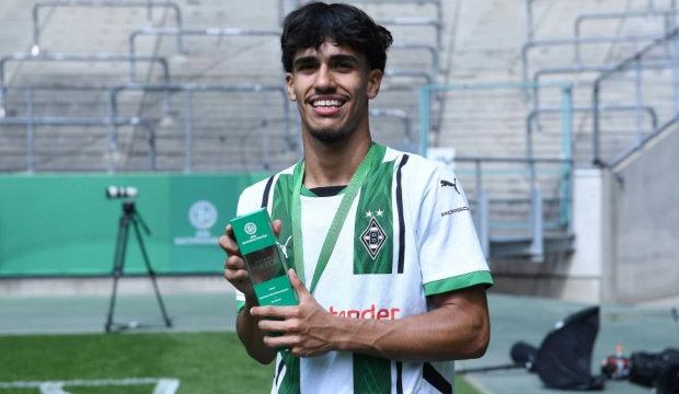 Fenerbah&ccedil;e ve Galatasaray'ın istediği 17 yaşındaki yıldız kararını verdi