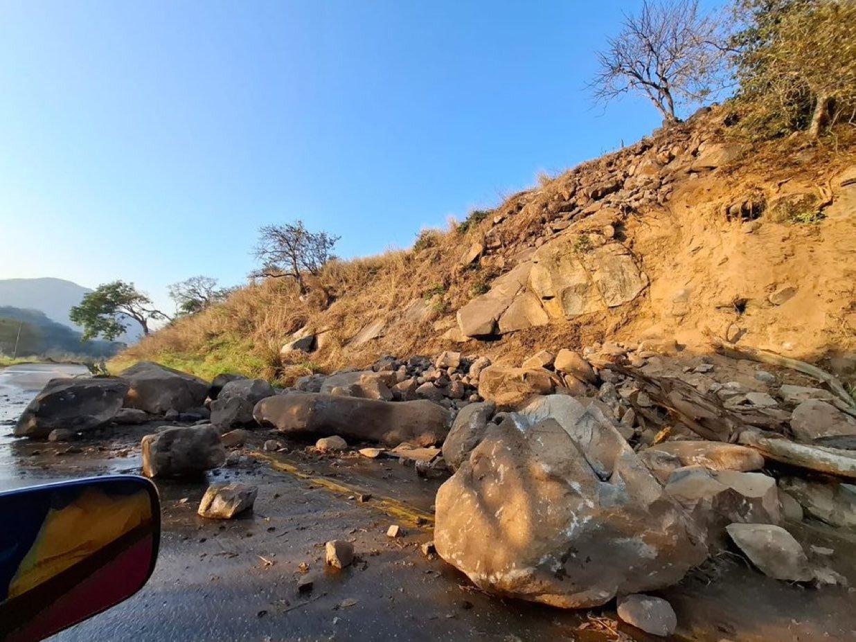 Guerrero eyaletindeki Tierra Colorada karayolunda toprak kaymaları meydana geldi.