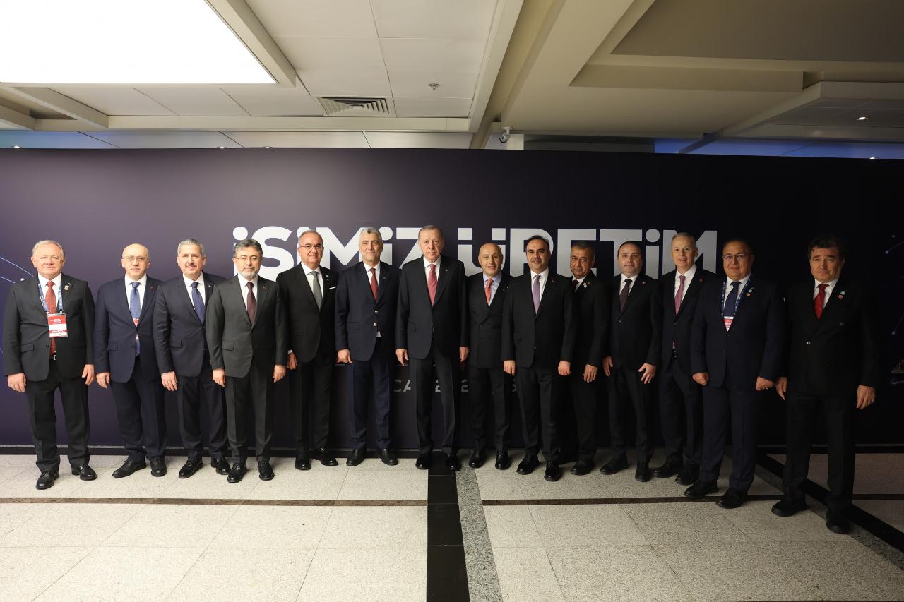 Cumhurbaşkanı Recep Tayyip Erdoğan, İstanbul Kongre Merkezi'nde düzenlenen ‘2025 Yılı İhracat Rakamlarının Açıklanması Programı'nda katılımcılar ile hatıra fotoğrafı çektirdi.