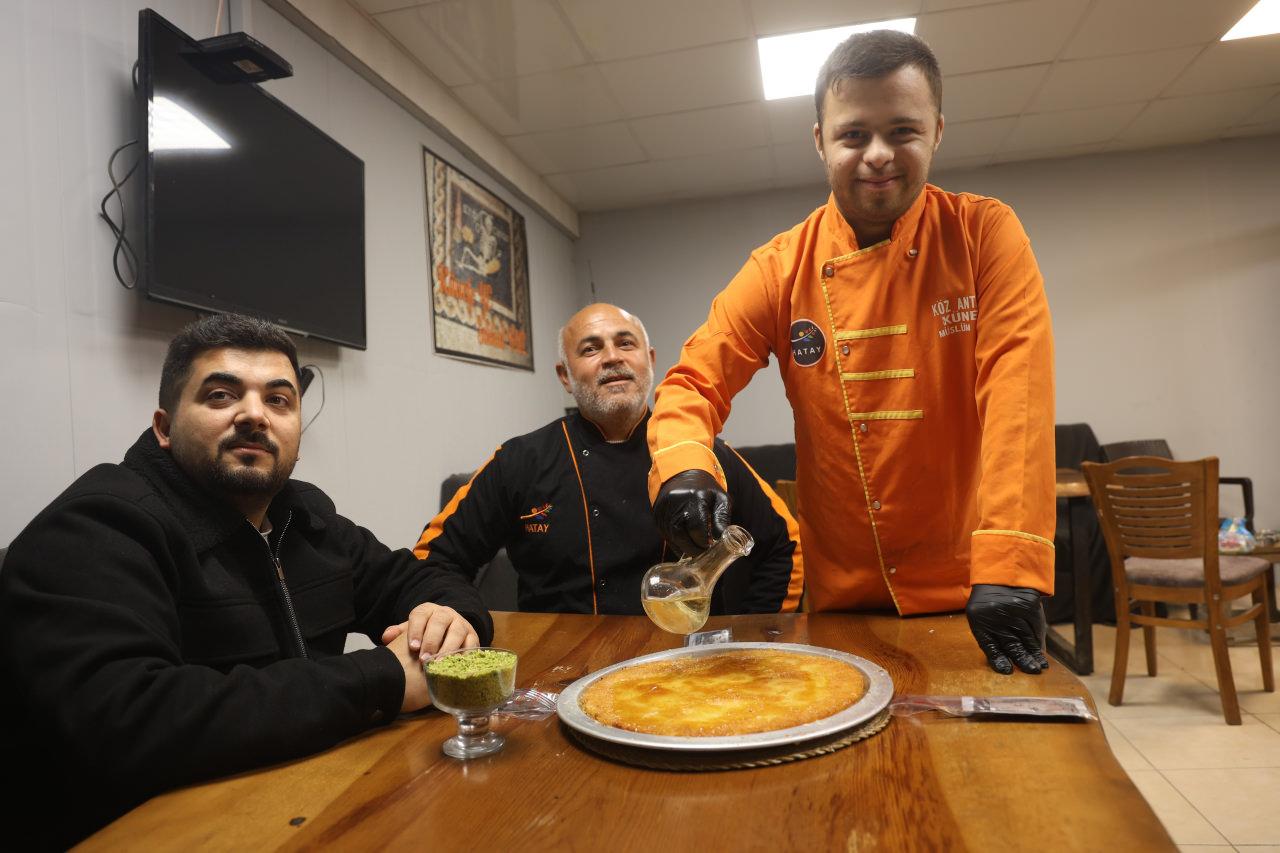 Mehmet Doğru künefe servisi yapıyor.