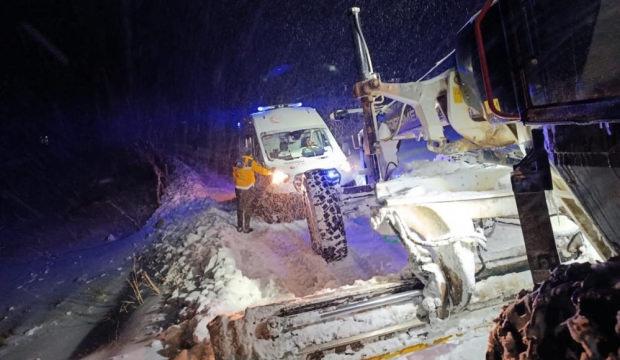 Sağlık ekipleri greyder eşliğinde 1 yaşındaki Mina'ya ulaştı