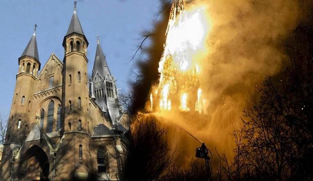 Tarihi kilisede yangın: Amsterdam'daki yangına m&uuml;dahale s&uuml;r&uuml;yor 