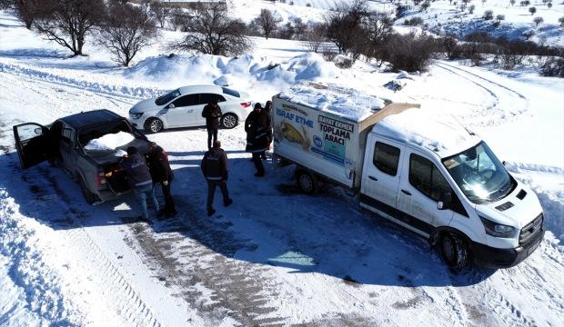 Yer: Elazığ! Karlı yolları a&ccedil;ıp sahipsiz hayvanları besliyorlar