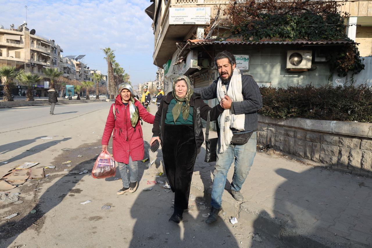 İnsani geçidin yeniden açılmasıyla Şeyh Maksud ve Eşrefiye mahallelerindeki siviller, güvenli bölgelere doğru yola çıktı.