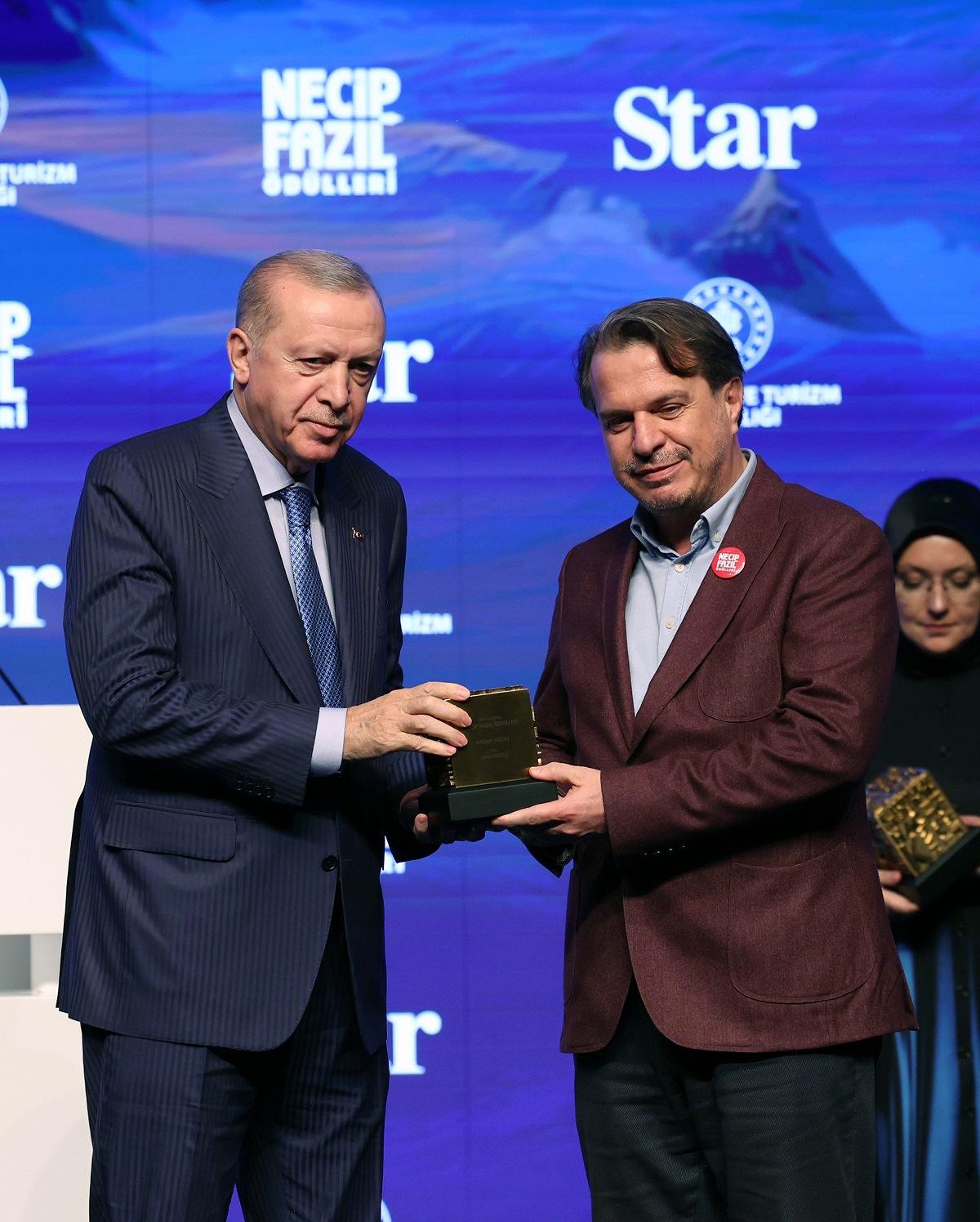Cumhurbaşkanı Erdoğan, Necip Fazıl Saygı Ödülü'ne layık görülen Hasan Aycın'ın ödülünü oğlu Harun Selman Aycın'a takdim etti.