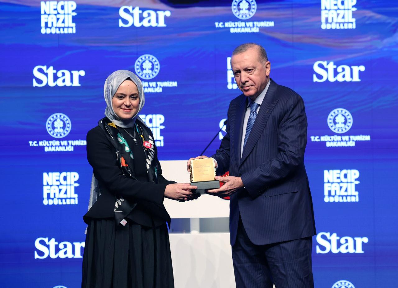 Cumhurbaşkanı Erdoğan, Necip Fazıl İlk Eserler Ödülü'ne layık görülen Merve Uygun’a ödülünü takdim etti.
