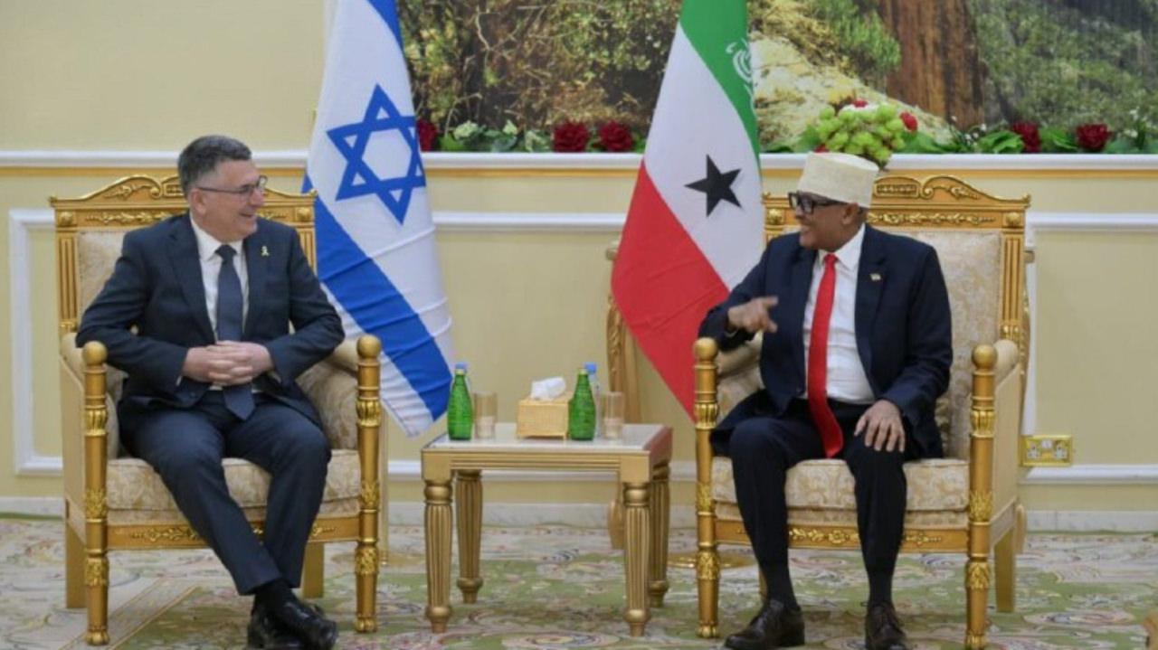İsrail Dışişleri Bakanı Gideon Saar, sözde Cumhurbaşkanı Muhammed Abdullahi ile bir araya geldi.