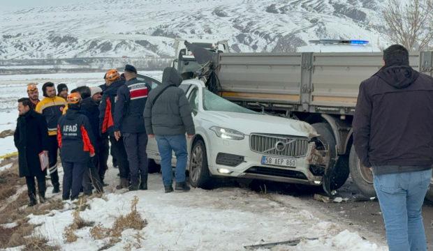 Sivas'ta buzlanma nedeniyle zincirleme kaza: 1 &ouml;l&uuml;, 2 yaralı