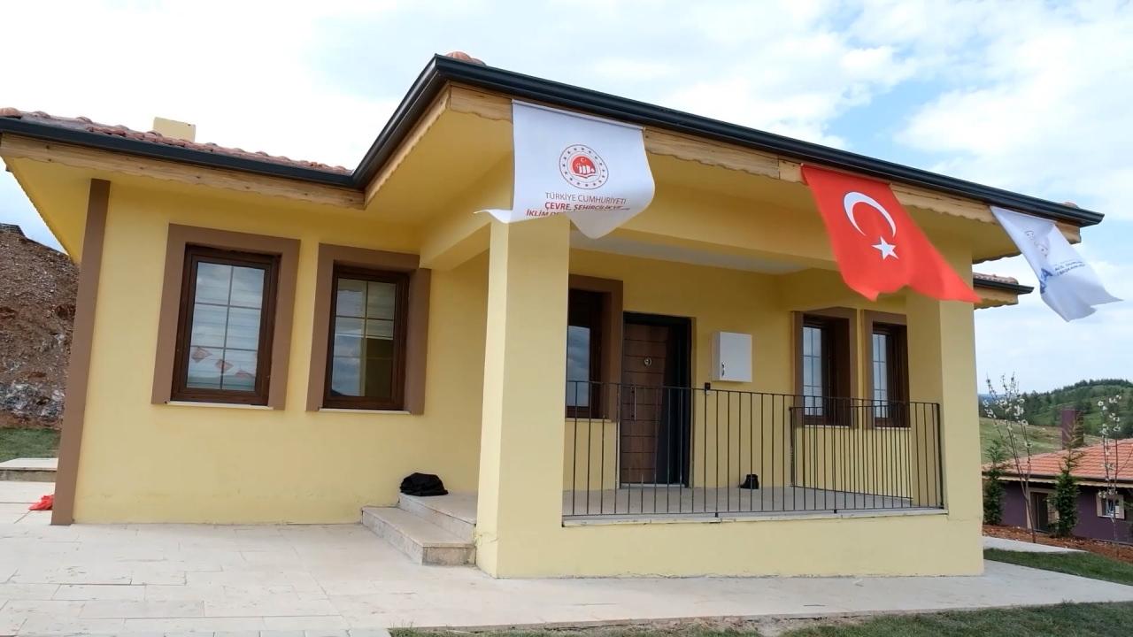 Köy evlerinin her biri 100 metrekareden oluşuyor