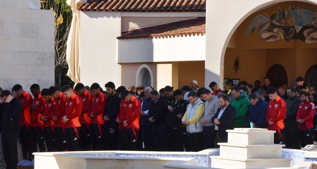 Dinler Bahçesi'nde kılınan cuma namazından bir görüntü.