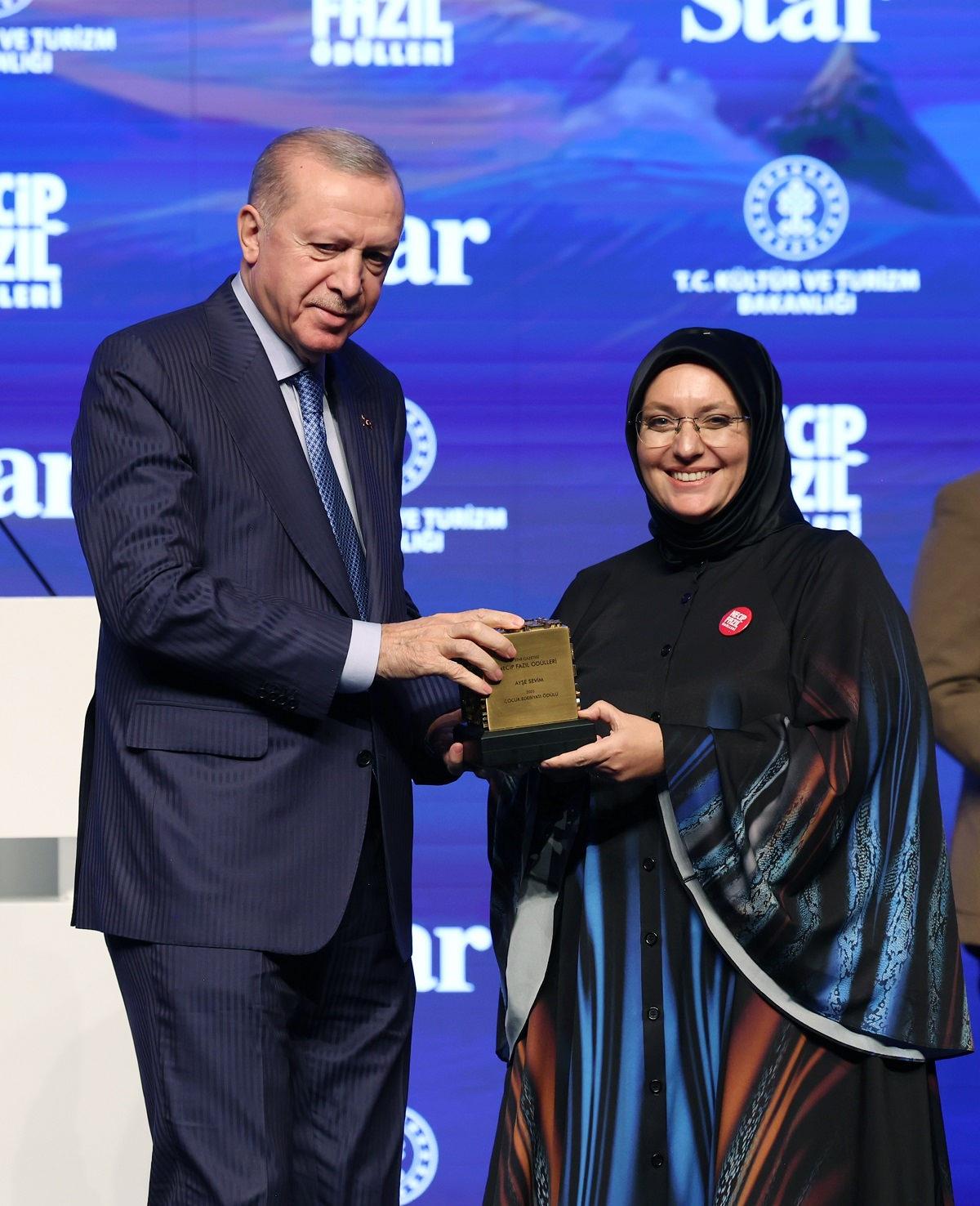  Cumhurbaşkanı Erdoğan, Necip Fazıl Çocuk Edebiyatı Ödülü'ne layık görülen Ayşe Sevim’e ödülünü takdim etti.