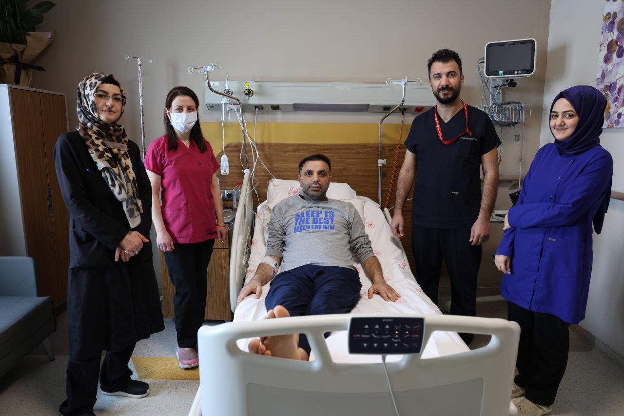 Hasta Sertaç Varol, sağlık çalışanları ve hasta yakınları ile birlikte.