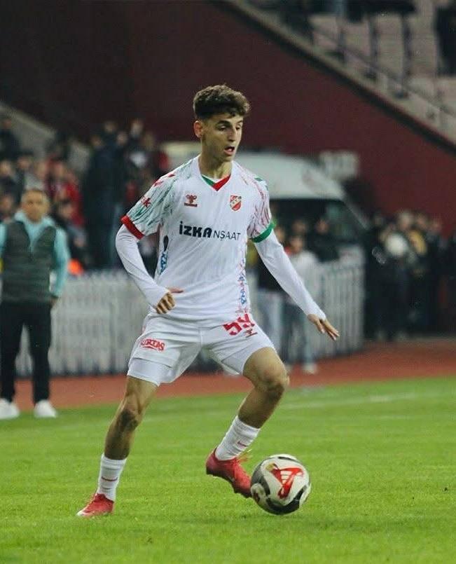 Adem Yeşilyurt bir müsabaka esnasında topla hareket halindeyken.